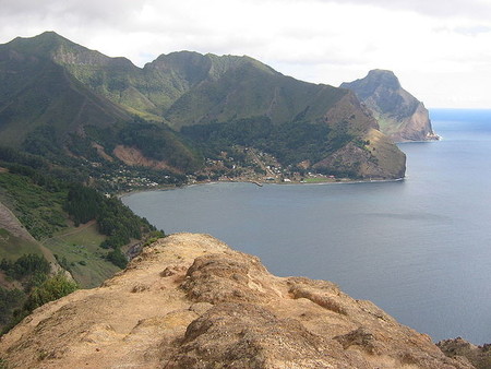 Juan_Fernandez_(vista_hacia_Robinson_Crusoe)