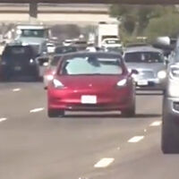 El propietario de un Tesla Model 3 alcanza la estupidez máxima: tapa el parabrisas y las ventanillas para que el coche conduzca solo por la autovía sin que le moleste el sol