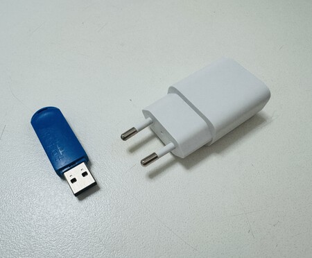 Cargador USB y pendrive