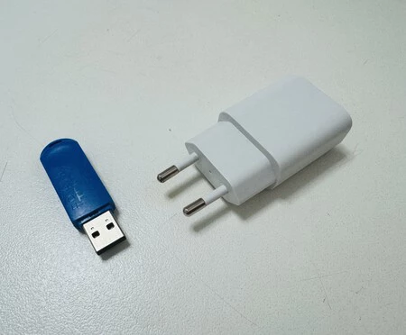 USB充電器とペンドライブ