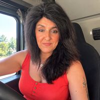María Dolores, camionera en España: “Llenar el camión me cuesta 1.600 euros en gasolina. Me duele hasta la barriga cuando tengo que repostar” 