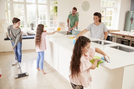 Familia Limpiando Casa