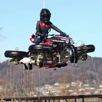 ¡Y voló! Lazareth ha hecho despegar su moto voladora con cuatro turbinas