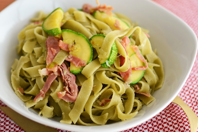 Pasta con calabacitas y jamón serrano