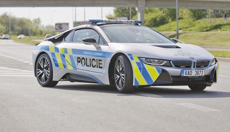 La policía checa estrena un flamante BMW i8... al menos para los próximos seis meses