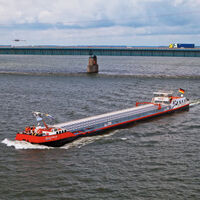 Europa tiene un barco que rompe las reglas del trasporte fluvial: no gasta ni un litro de diésel ni necesita a nadie para navegar