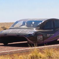 Un coche solar fabricado por estudiantes destroza el récord mundial de eficiencia en un viaje de 4.000 km