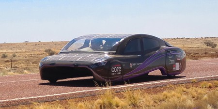 Un coche solar fabricado por estudiantes destroza el récord mundial de eficiencia en un viaje de 4.000 km