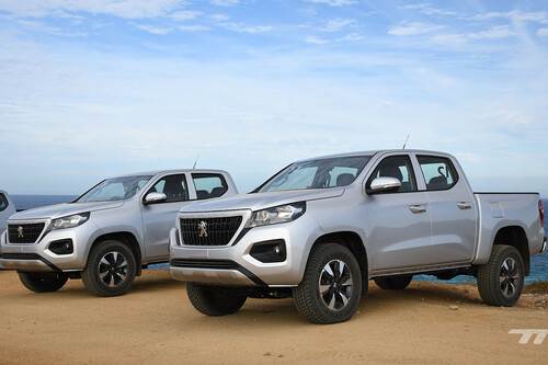 Peugeot Landtrek, al volante de la pick-up que quiere poner la bandera de Francia en territorio japonés
