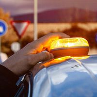 La DGT permitirá usar los triángulos solo si eres extranjero. Los españoles, obligados a llevar la luz V16 o multa de 80 euros