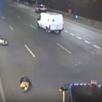 Presencia un accidente de un motorista, lo esquiva y lo deja tendido en la carretera