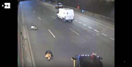 Presencia un accidente de un motorista, lo esquiva y lo deja tendido en la carretera