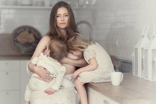19 preciosas fotografías de madres amamantando a sus bebés que transmiten la belleza y la pureza de la lactancia materna