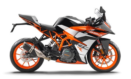 ¡Temblad pequeñas deportivas! La KTM RC 390R ya está aquí para gobernar el mundial de Supersport 300