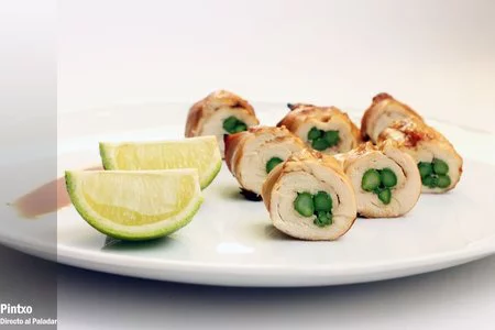 Rollitos de pollo teriyaki con espárragos verdes. Receta