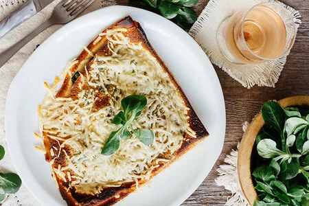 Crepas gratinadas rellenas de espinacas. Receta fácil para el desayuno