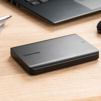 Toshiba tiene este disco duro externo con 1 TB para guardar todo lo que quieras, y no cuesta más de 900 pesos 