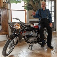 Dejó su moto atrás hace medio siglo. Su hijo se la ha regalado por su 90 cumpleaños, y el reencuentro es lo más emotivo que verás este año 