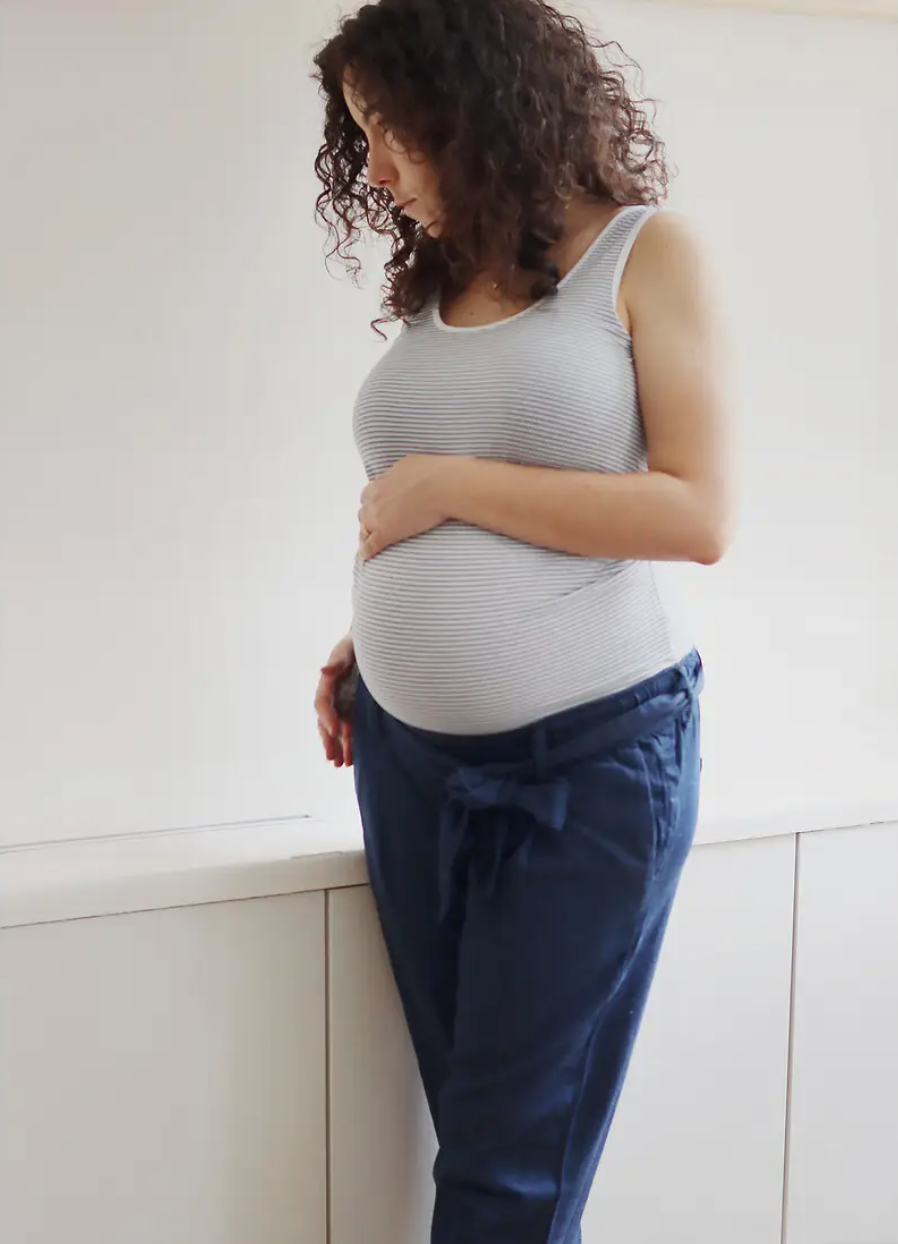 Hecho de un tejido de denim ligero, este pantalón de embarazo es ideal para el verano. Su cinturón para anudar le da un toque de estilo.