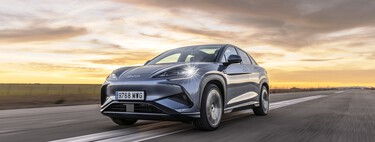 BYD se va a saltar los límites de las recargas de coches eléctricos: hasta 300 km de autonomía en sólo 5 minutos 