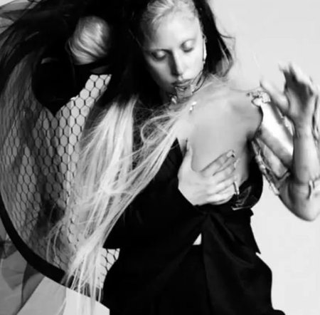 Lady Gaga encantada con sus 'lolas'