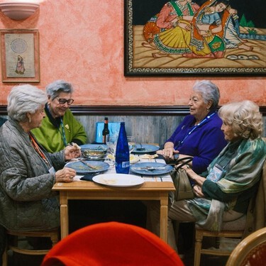 Las "abuelas viajeras", las mujeres de 80 años que viajan por el mundo sin salir de Zaragoza 