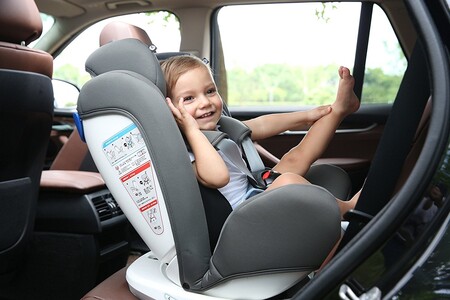 Esta sillita de coche permite llevar a tu bebé de forma segura a contramarcha y está en oferta en Amazon