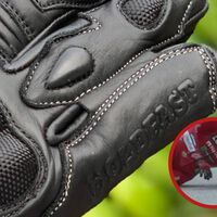 Por qué llevar los dedos del guante de moto cosidos te puede salvar de una de las lesiones más graves que existen 