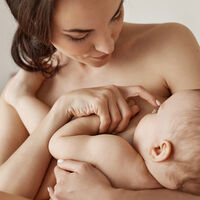 La AAP recomienda extender la lactancia materna hasta los dos años o más, y pide más apoyo para las madres que amamantan