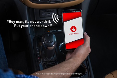 Una app emitirá un mensaje de tu madre recordándote que no debes usar el celular mientras manejas