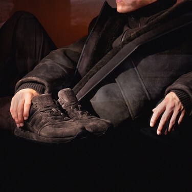 New Balance y Stone Island tienen unas zapatillas que parecen de peluche para vestirte de la textura en tendencia de pies a cabeza