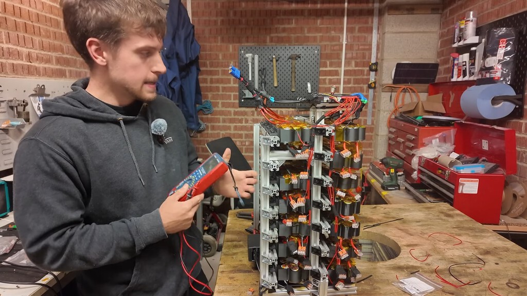 Este ingeniero creó una batería gigante con vapeadores de la basura. Así pudo dar energía a su casa y taller  