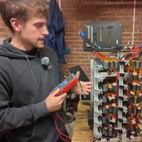 Este ingeniero creó una batería gigante con vapeadores de la basura. Así pudo dar energía a su casa y taller  