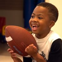 Zion, el primer niño del mundo que recibió un trasplante doble de manos (y no puede estar más feliz) 