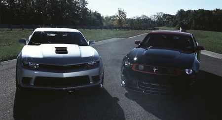 Chevrolet pone a competir al Camaro Z/28 con el Mustang Boss 302 Laguna Seca
