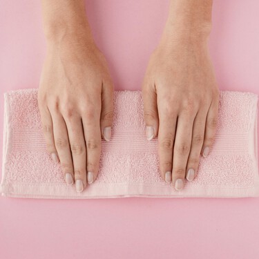 Adiós, uñas partidas: Druni rebaja el endurecedor de Essie básico para lucir manicura este verano