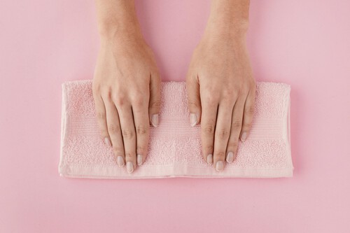 Vista Superior Con Las Manos En La Toalla 2