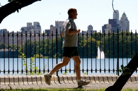 El ejercicio regular ayuda a comer más sano