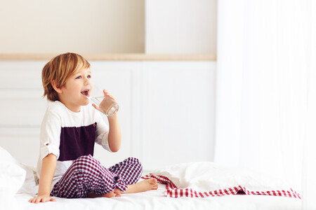 Cuento, pis, agua, beso… cuando tu hijo da vueltas para irse a dormir (y qué puedes hacer para ayudarle)