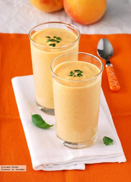Smoothie o batido cremoso de melocotón y yogur. Receta