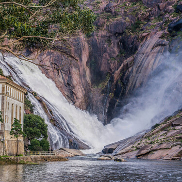 Sobre el propio mar: el río que desemboca en un acantilado está en A Coruña, muy cerca de Finisterre