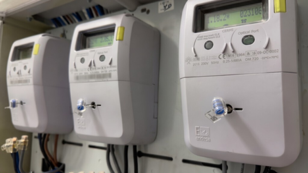 Una eléctrica alemana lanza un plan de “electricidad gamer” para hogares de alto consumo: recomienda superar 2.500 kWh anuales para compensar su precio base más alto y afirma usar energía renovable