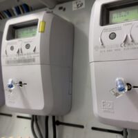 Una eléctrica alemana lanza un plan de “electricidad gamer” para hogares de alto consumo: recomienda superar 2.500 kWh anuales para compensar su precio base más alto y afirma usar energía renovable 