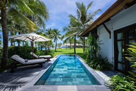 Los Expertos En Piscinas Coinciden Para Que El Agua Se Vea Mas Natural Y La Piscina No Parezca Un Anadido Los Azulejos Deben Elegirse En Coherencia Con Los Materiales Colores Y Estilo De La Casa
