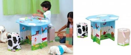 Una granja de cartón en la mesa y los taburetes infantiles