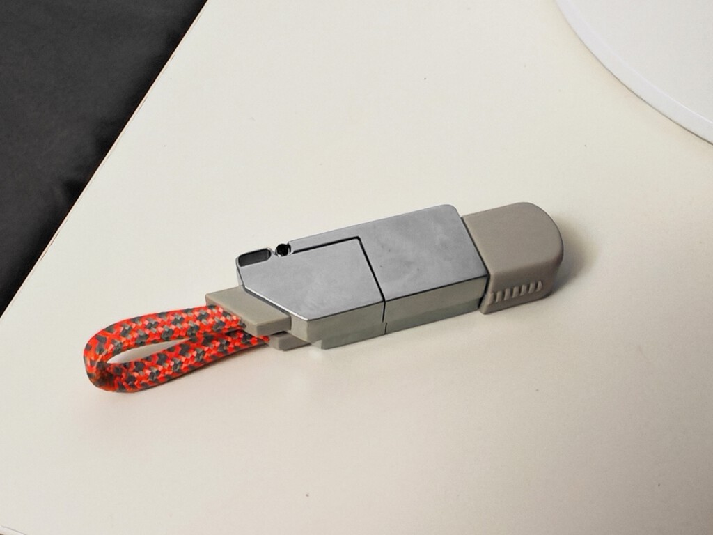 Desde que llevo este accesorio en el llavero he acabado con el caos de los cables. Cuesta menos de seis euros en AliExpress