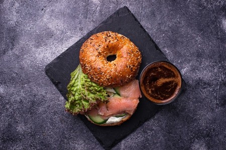 Bagels con salmón, queso crema y pepinillos. Receta fácil para el desayuno
