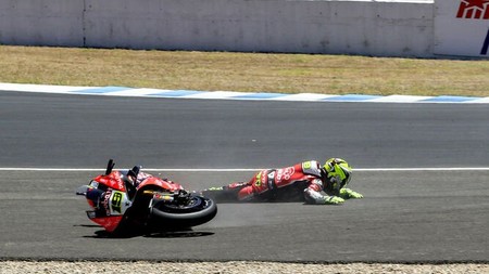 El único error de Álvaro Bautista en lo que llevamos de 2019 ha devuelto la vida a Jonathan Rea