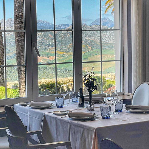 El restaurante de Ronda en el que saborear el territorio con vistas de ensueño a la Sierra y menú degustación a 60 euros 
