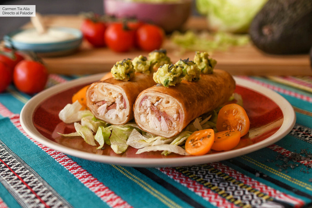Flautas de pollo con beicon y queso, receta de un clásico de la cocina mexicana